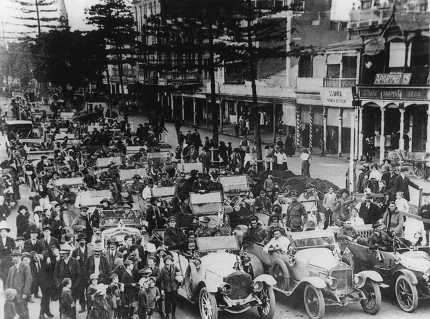 Returned diggers welcomed by crowds at Corso